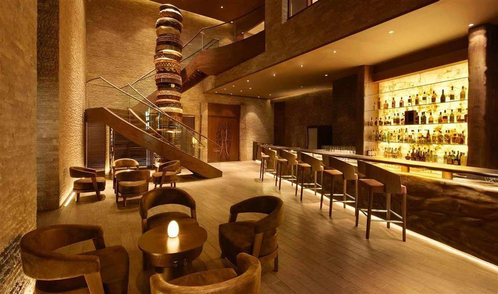 Sofitel Dubai Palm Apartments Restaurant photo The bar at the Concourse
